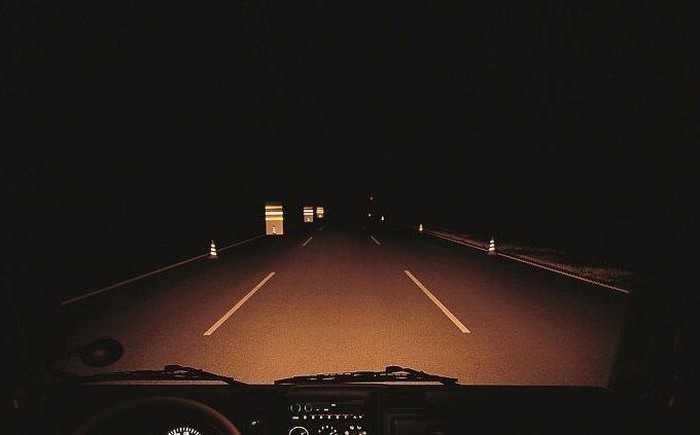 Tránh nhìn trực tiếp vào đèn pha của xe đối diện