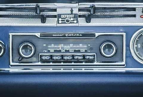 Không bật đài trong ô tô quá lớn