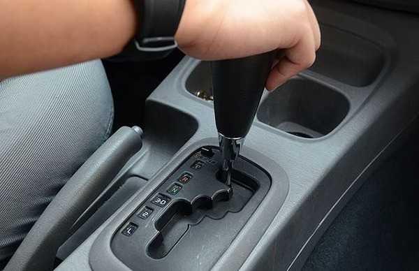 Điều khiển xe số sàn về số N (số mo) và đạp phanh