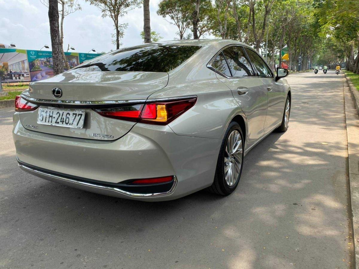 thân xe Lexus ES 250