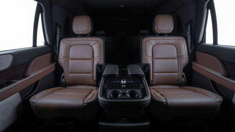 Khoang nội thất mang tới vẻ sang trọng và đơn giản