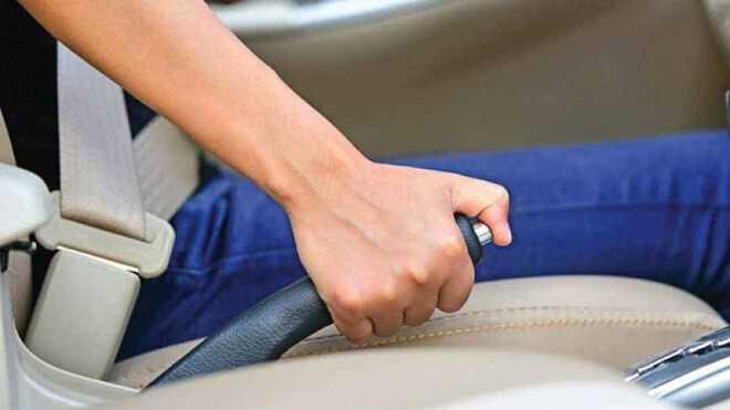 Quên không kéo phanh tay