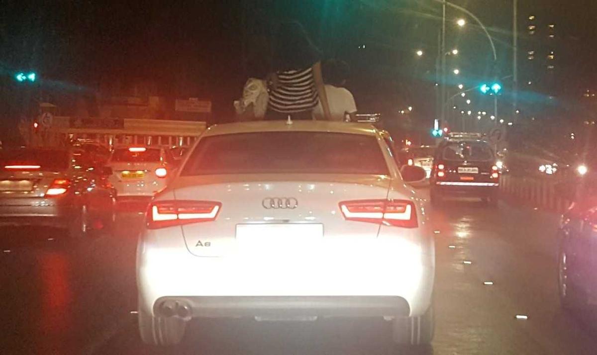 Những hiểm nguy tiềm tàng khi để trẻ em hóng gió trên cửa sổ trời ô tô