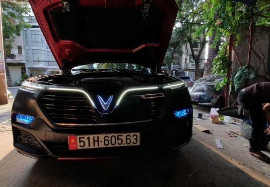 Vinfast Lux SA 2.0 độ logo phát sáng lạ mắt tại TPHCM