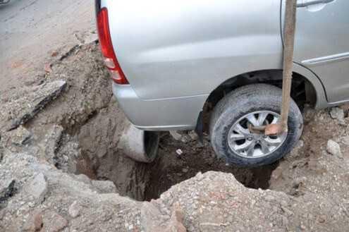 Xe lọt hố