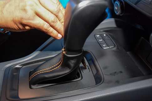 Nút Shift Lock gần cần chuyển số