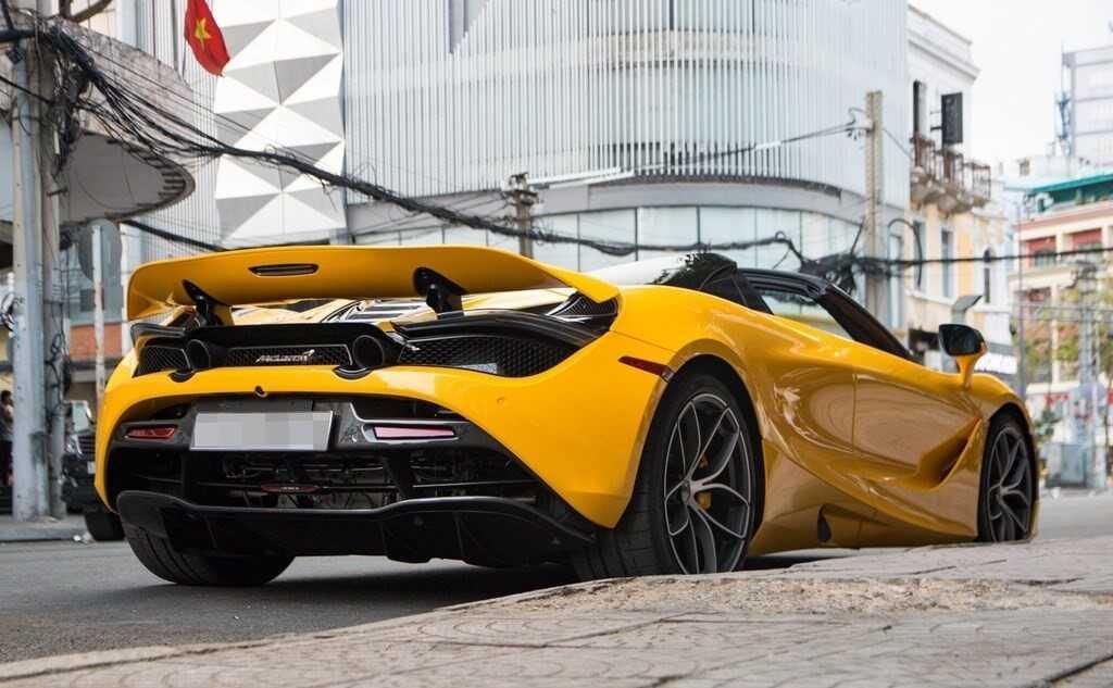 đuôi siêu xe mui trần McLaren 720S Spider 
