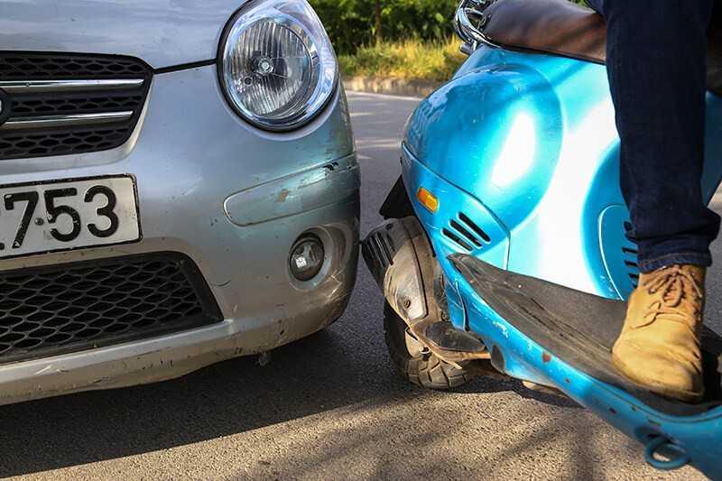 Quệt vào ống xả xe máy