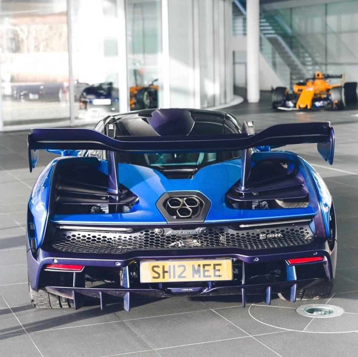 Một chiếc McLaren Senna tại thị trường Anh Quốc có 3 ống xả.
