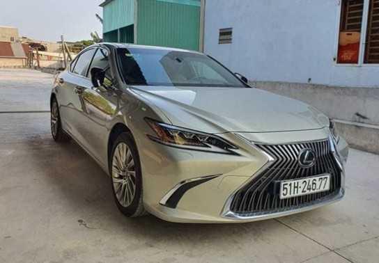 Lexus ES 250 3 tháng tuổi chấp nhận chịu lỗ 300 triệu đồng
