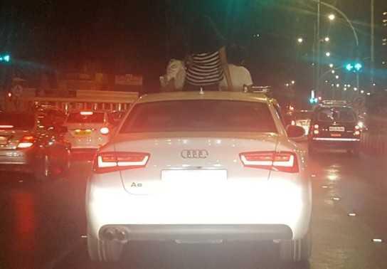 Những hiểm nguy tiềm tàng khi để trẻ em hóng gió trên cửa sổ trời ô tô