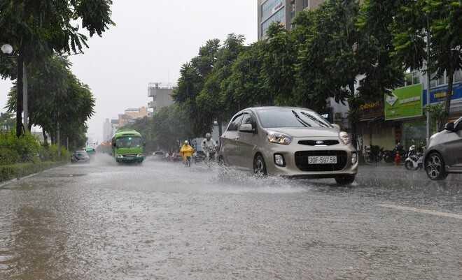 Người lái cần thận trọng khi lái xe qua các đoạn đường ngập.