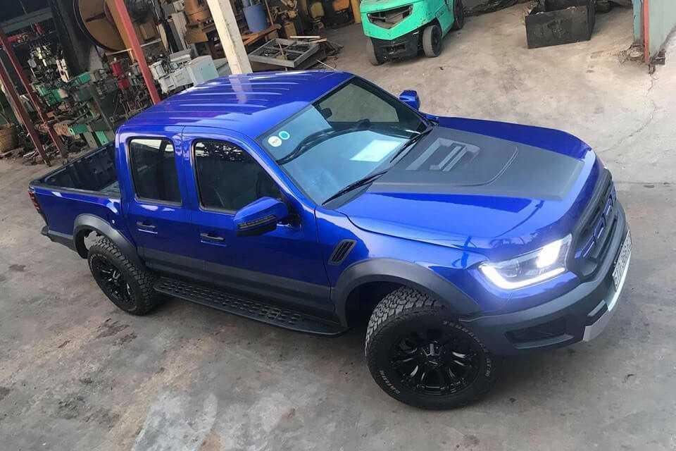 Chiếc Ford Ranger 2005 độ kiểu Raptor đang được chào bán