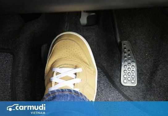 Lái ô tô nên mang giày gì?