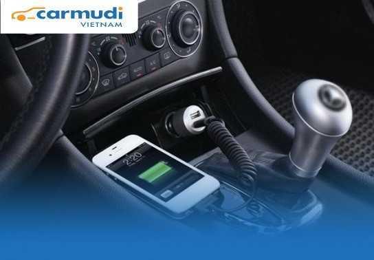 Mối nguy hiểm khó lường khi sạc điện thoại trên xe hơi