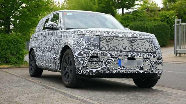 Range Rover 2022 lộ mặt lần đầu tiên, chạy thử cùng đối thủ đáng chú ý.