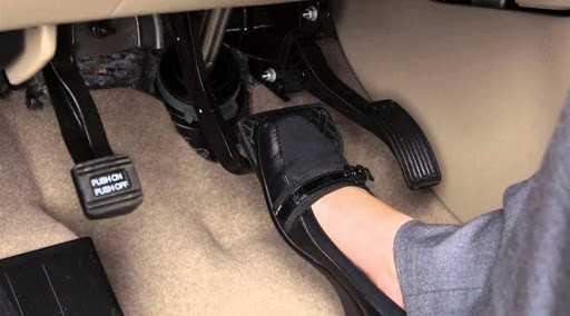 Cần chọn chế độ phù hợp khi chờ đèn đỏ hoặc dừng đỗ