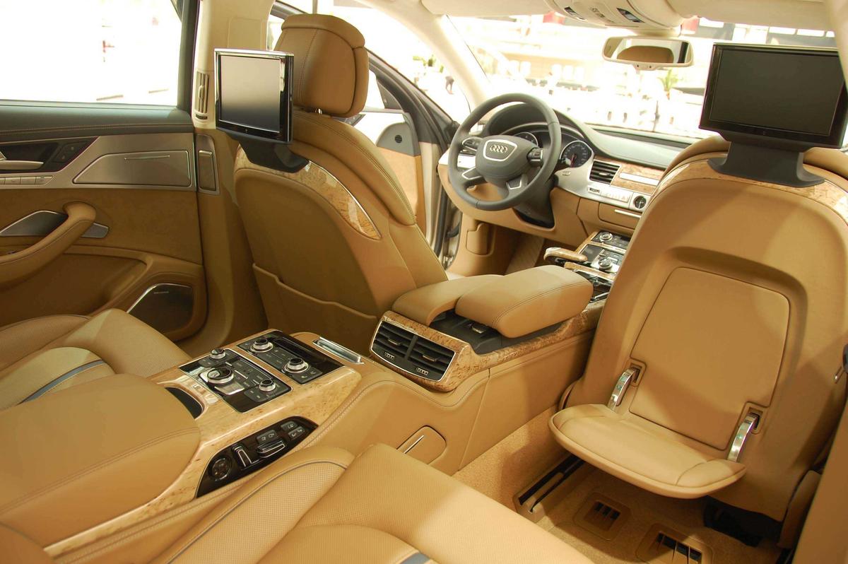 Hàng ghế ông chủ phía sau của Audi A8L còn được trang bị 2 màn hình giải trí độc lập