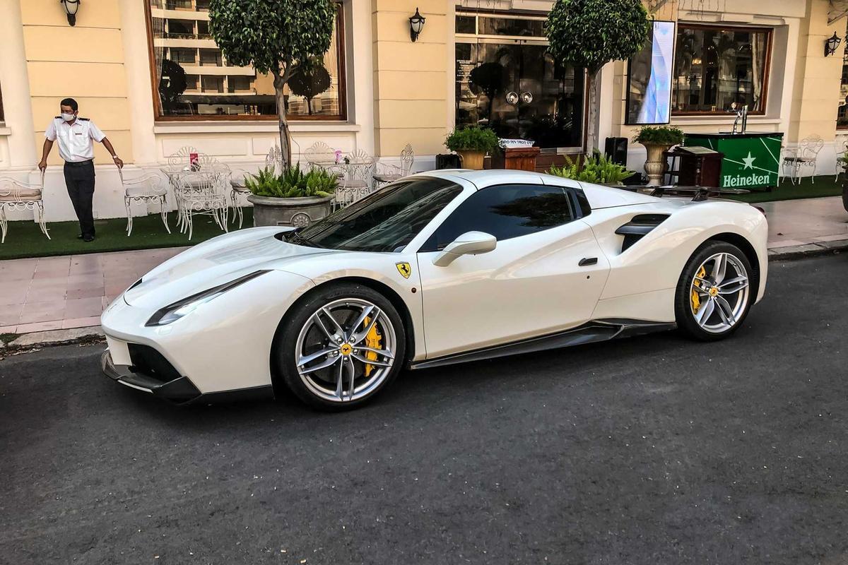 Chiếc Ferrari 488 Spider màu trắng độc nhất Việt Nam