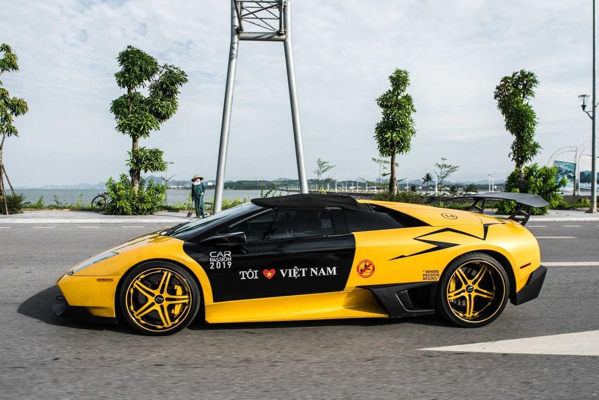 Những chiếc Lamborghini Murcielago LP640-4 đang lăn bánh trong nước.