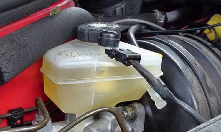 Nguyên nhân khác khiến đèn xe báo sáng có thể là dầu phanh ở mức quá thấp.