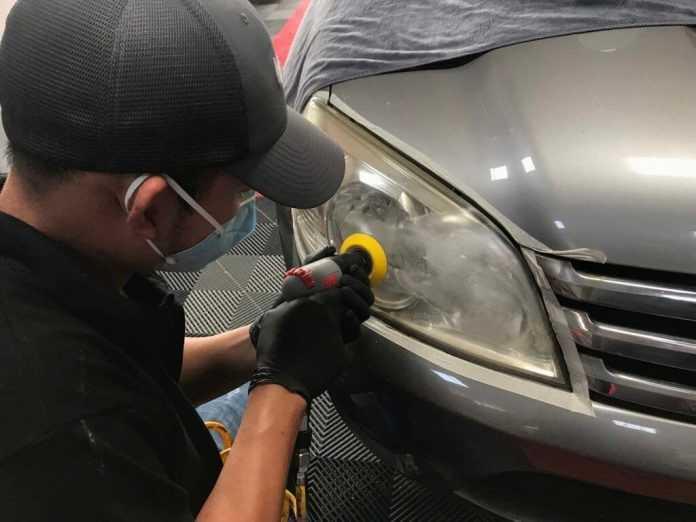 Sau một thời gian sử dụng sẽ dễ dàng nhận thấy đèn pha bắt đầu có dấu hiệu xuống cấp và ố vàng