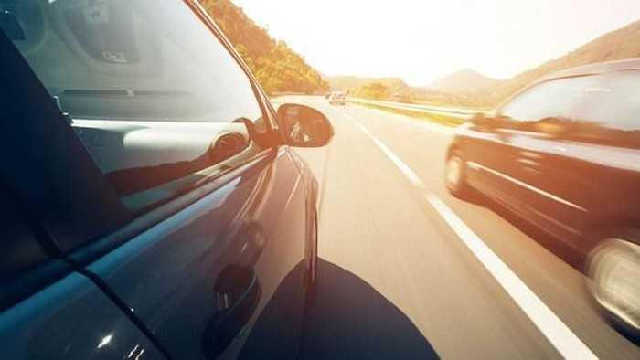 Quan sát những xe cùng tham gia lưu thông và tránh xoay cua, đánh lái gấp