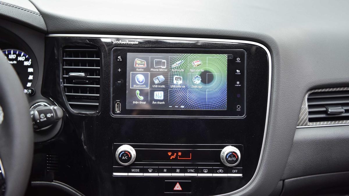 Nổi bật chính giữa là màn hình đa thông tin kích thước 7 inch lớn hơn phiên bản cũ (6.75 inch).