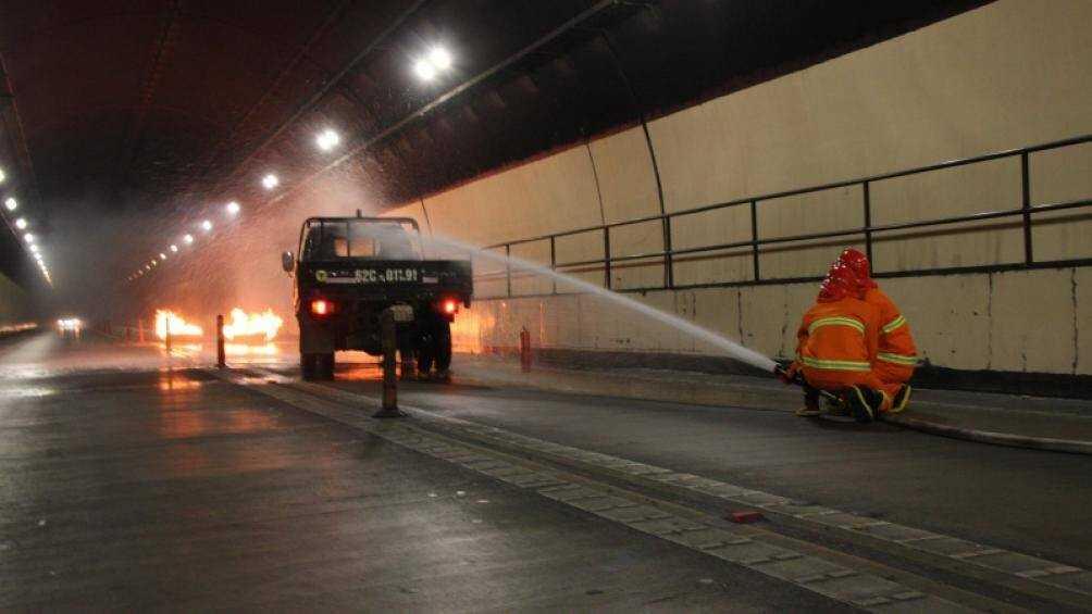 4 điều cần chú ý khi lái ô tô trong hầm đường bộ - Ảnh 3