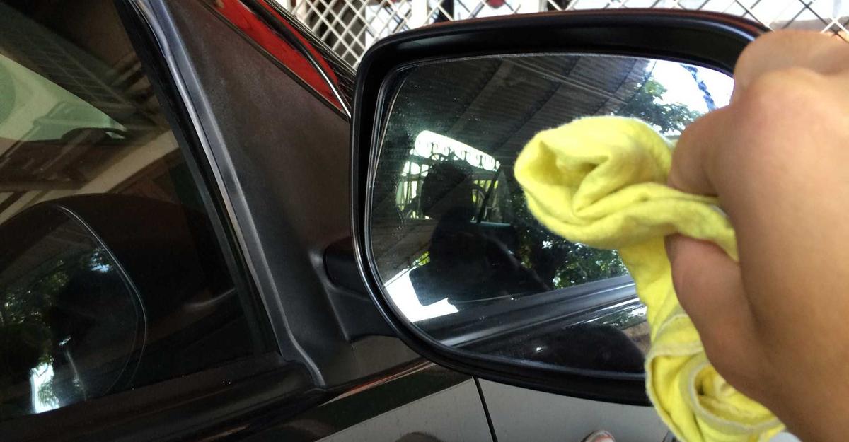 Làm sạch gương chiếu hậu