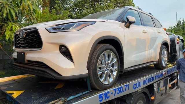 Toyota Highlander trên đường về đại lý