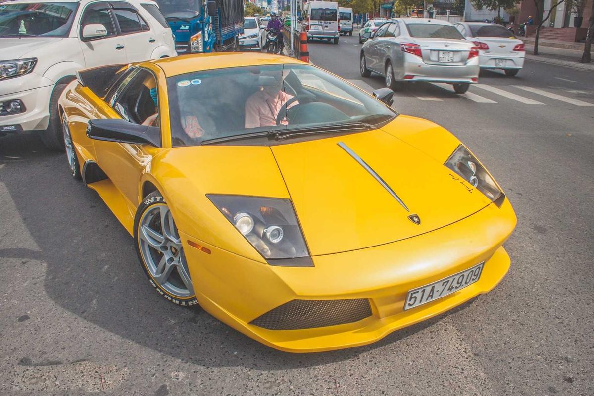 Những chiếc Lamborghini Murcielago LP640-4 đang lăn bánh trong nước.