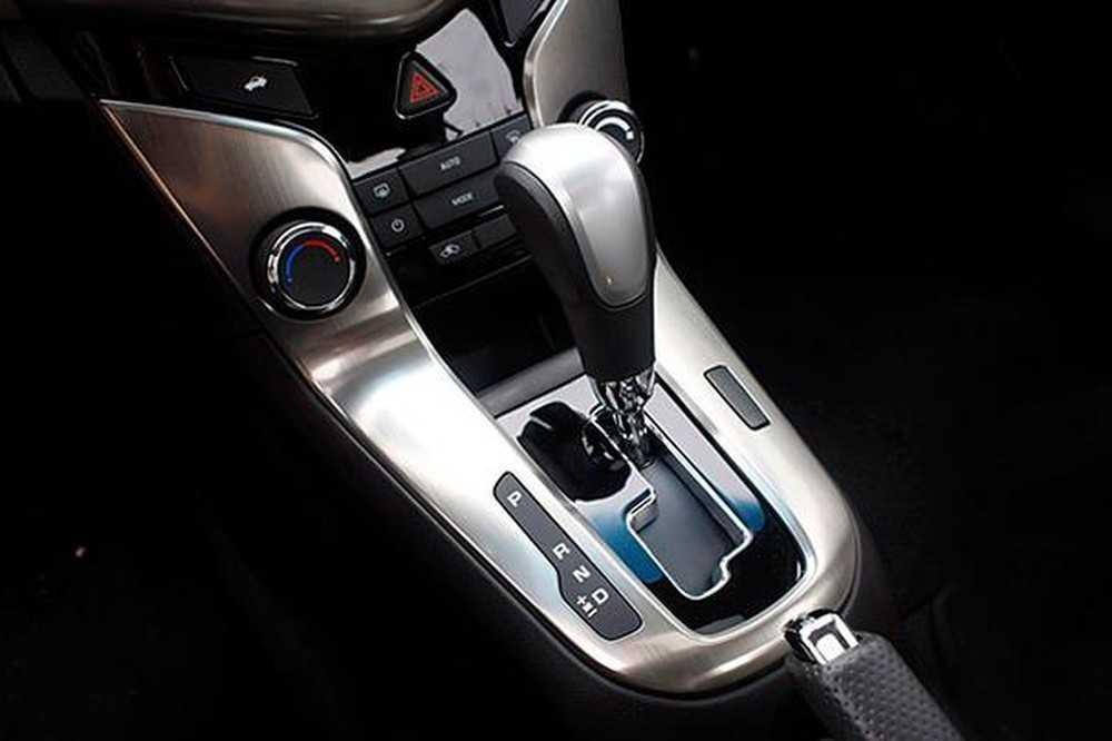 Đạp mạnh chân ga khi cần tăng tốc