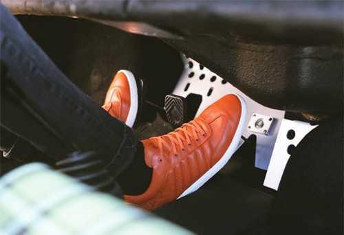 Các loại giày đế bằng phù hợp nhất khi lái ô tô.