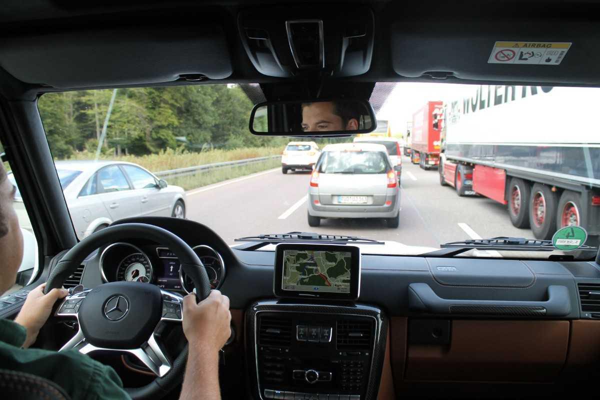 Quên bật xi nhan khi chuyển làn hướng, đổi hướng