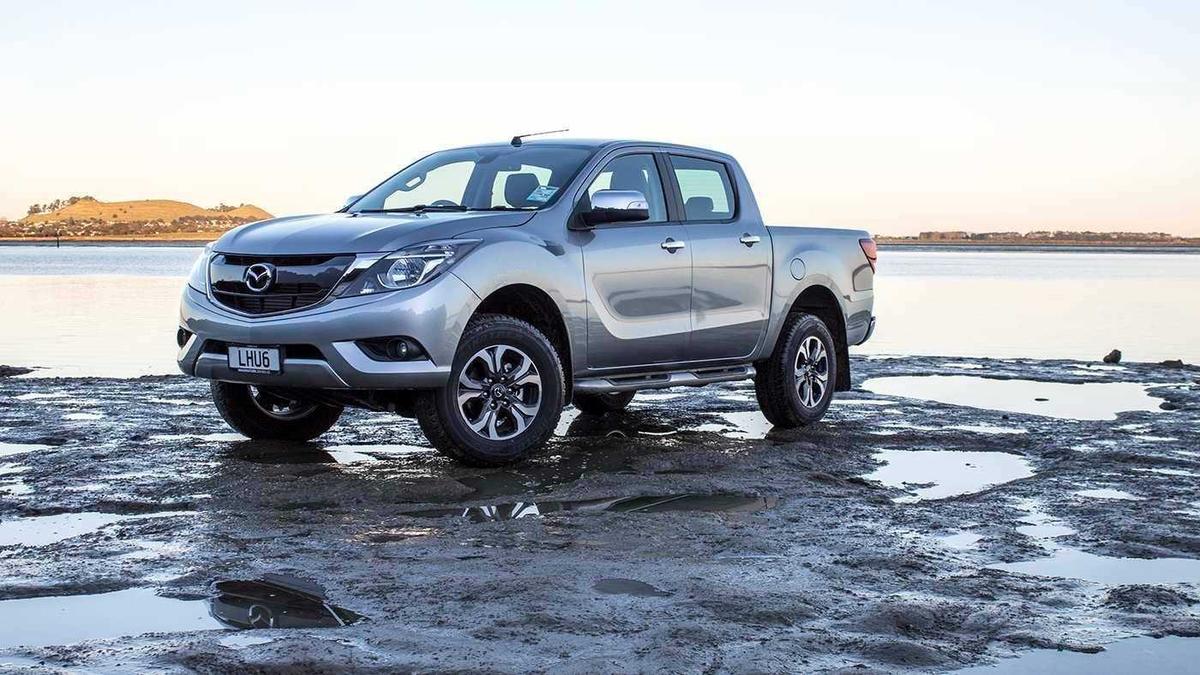 Mazda BT-50 có 4 phiên bản và 2 tùy chọn là số tự động (AT) và số sàn (MT)
