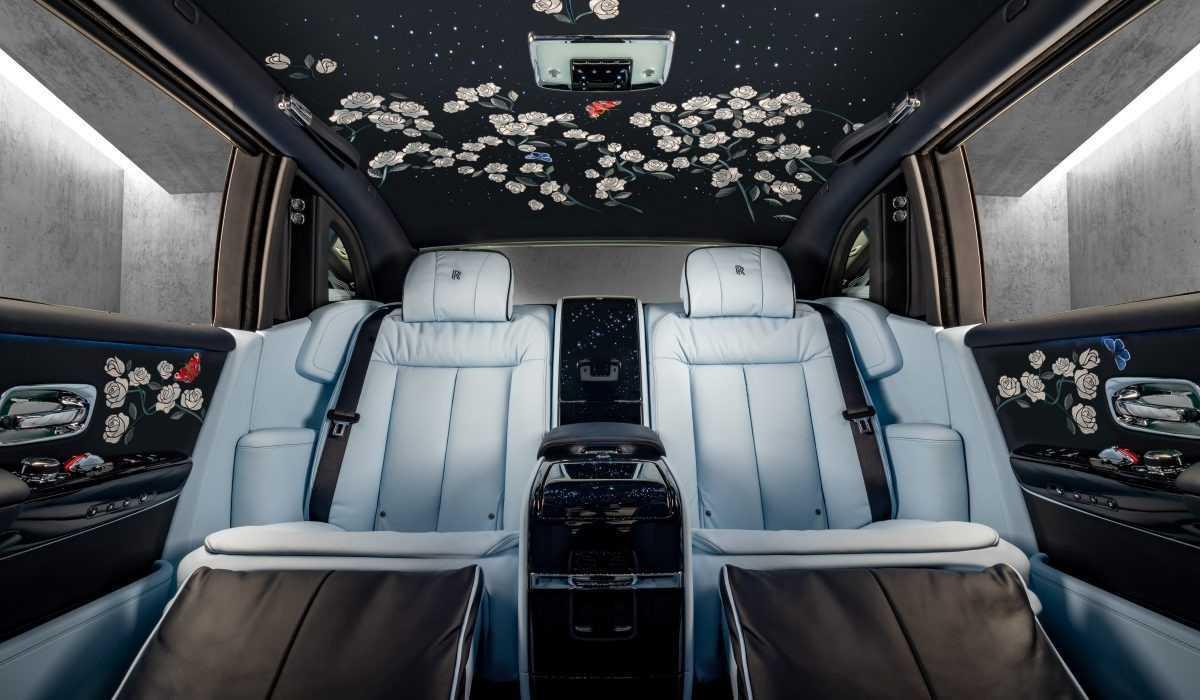 Phantom Rose được trồng trong sân nhà máy sản xuất của Rolls-Royce ở Goodwood, hạt Tây