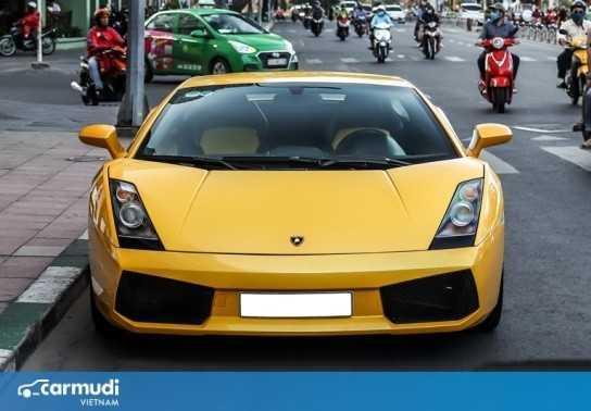 Bộ tứ siêu xe và xe thể thao cực ngầu xuống phố dịp nghỉ lễ