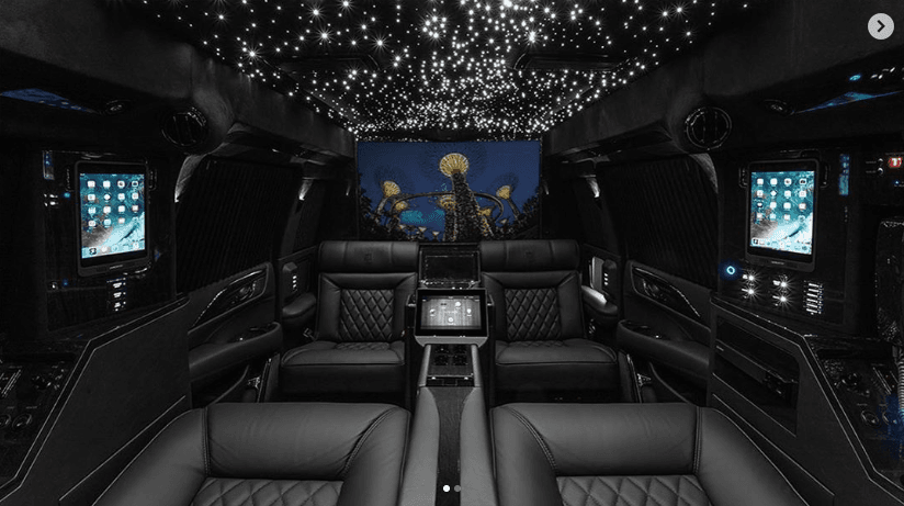 Khoang hành khách có hai hàng ghế da bọc da nằm đối diện nhau