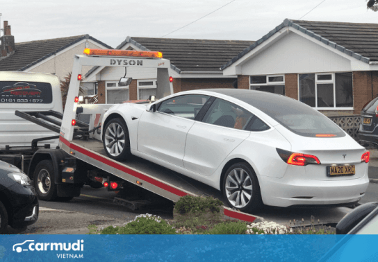 Sốc với màn "rụng" vô lăng của Tesla Model 3