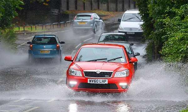 Giữ chặt vô lăng khi đi qua vũng nước