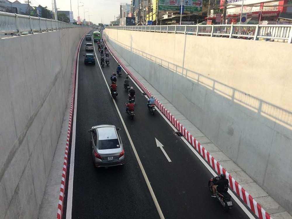 Dò tần số nghe đài trong hầm