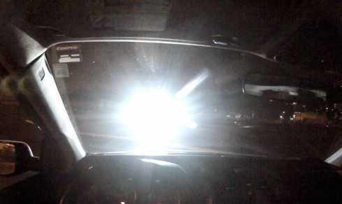 Không nhìn trục tiếp vào đèn pha