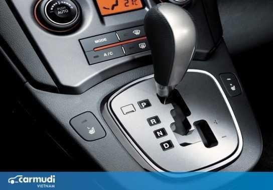 Nên để số D hay về số N khi dừng chờ đèn đỏ?