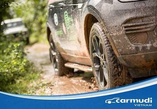 Xử lý như thế nào khi lái ô tô xuống dốc gặp bùn trơn?
