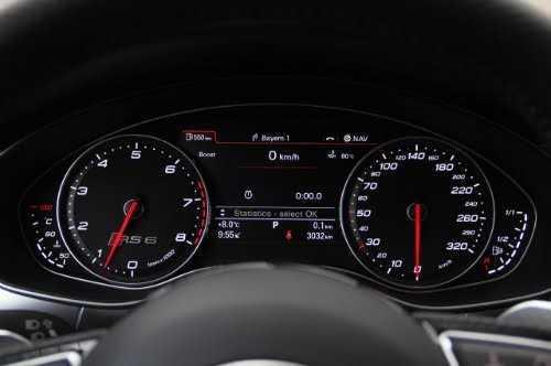 Chú ý quan sát đồng hồ tốc độ và đạp ga để duy trì tốc độ