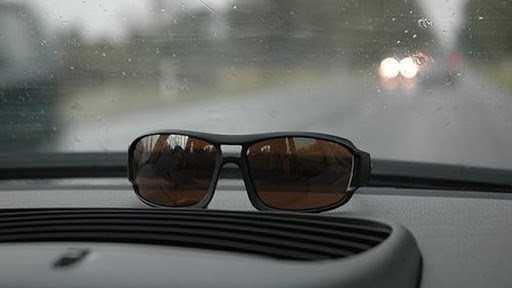 Sử dụng kính râm bảo vệ mắt khi lái xe đường dài