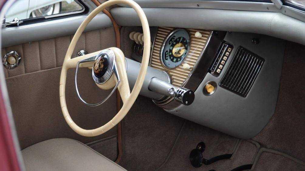 Tucker Convertible 1948 được trang bị động cơ 6 xi lanh thẳng hàng Franklin-Tucker kết hợp hộp số nguyên bản