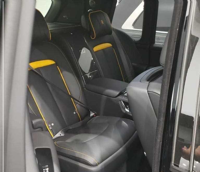 Chiếc Rolls-Royce Cullinan Black Badge sở hữu cấu hình hàng ghế sau tách biệt. Hai vị trí ngồi ngăn cách bởi bệ tì tay, ghế sau có chức năng làm mát, đi kèm bàn làm việc. Phía trên là bầu trời sao thương hiệu của Rolls-Royce.