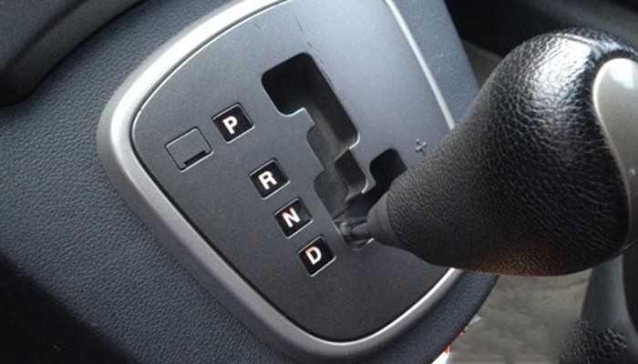 Nên để số D hay về số N khi dừng chờ đèn đỏ?